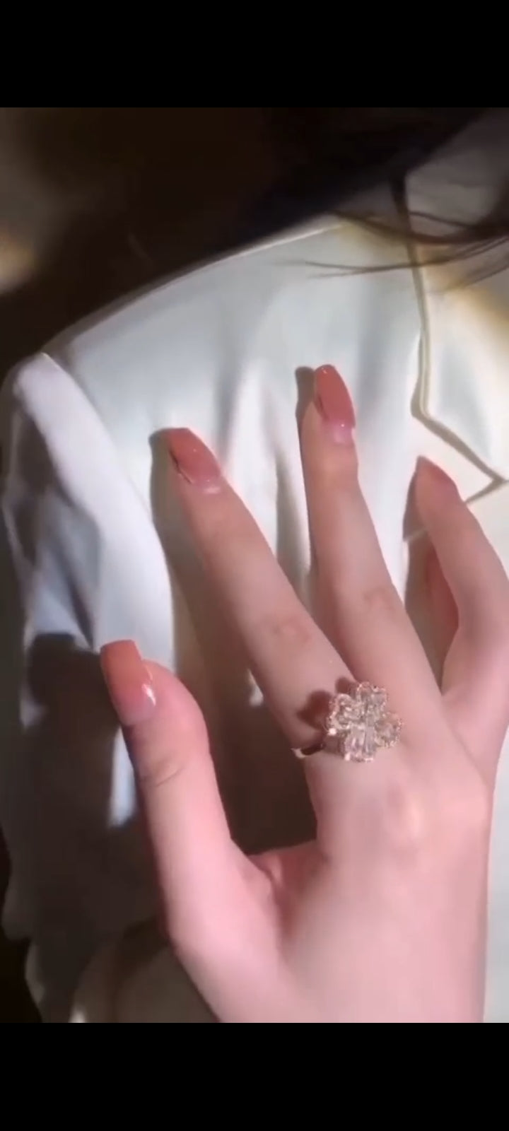 Golden flower spinning ring